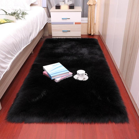 Petit tapis noir en fourrure